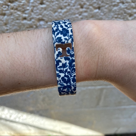 Tory Burch Fitbit Band Silicone Blue Floral S/P - Picture 15 of 16